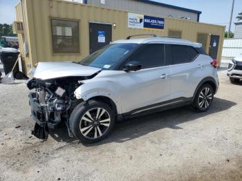  Salvage Nissan Kicks