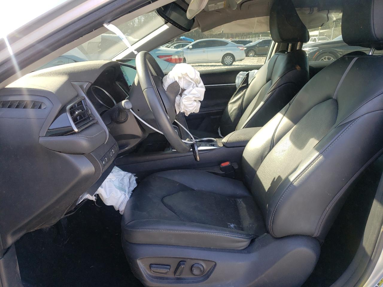 Toyota Camry Xle Image 8