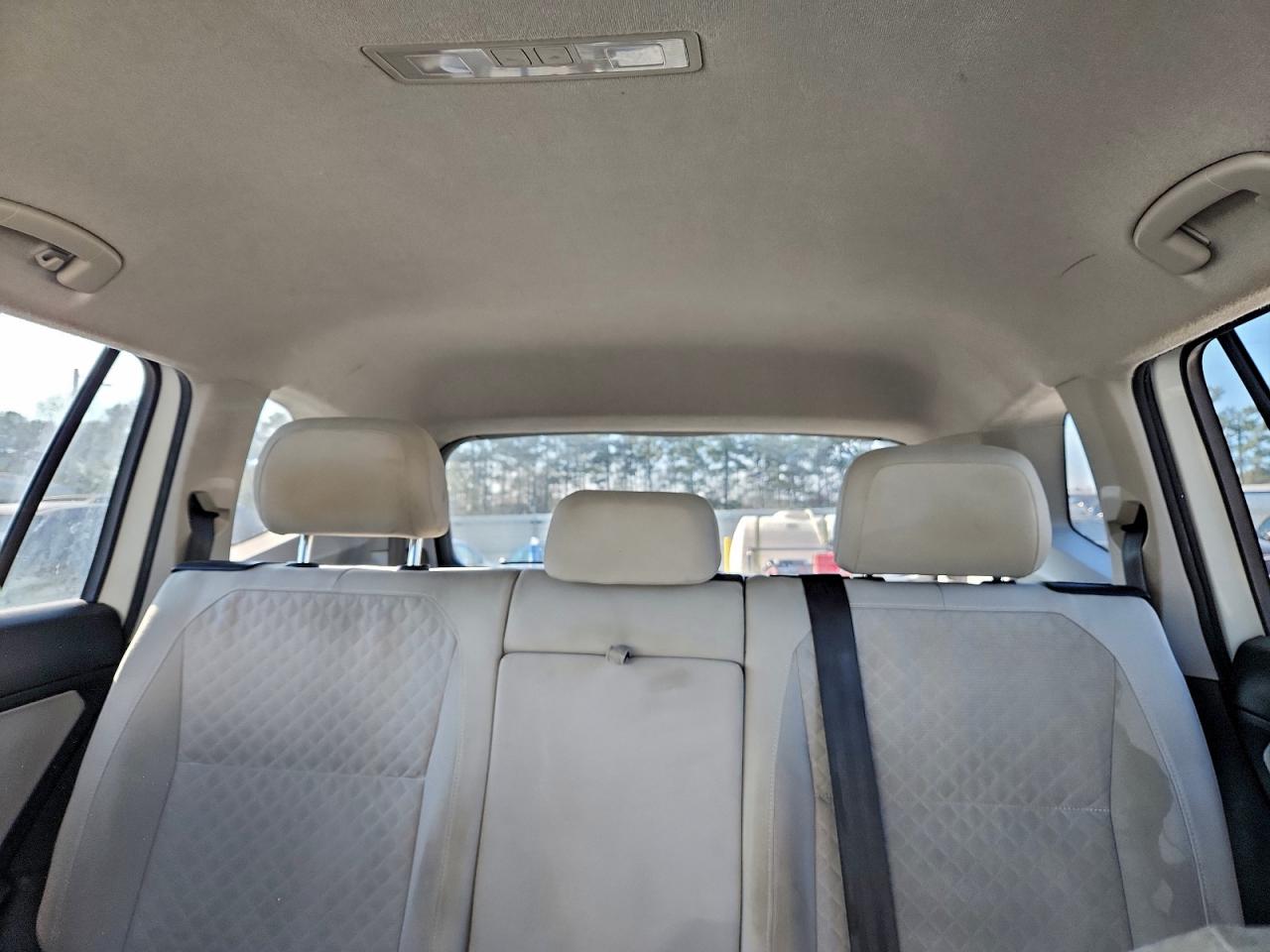 Volkswagen Tiguan S Image 11