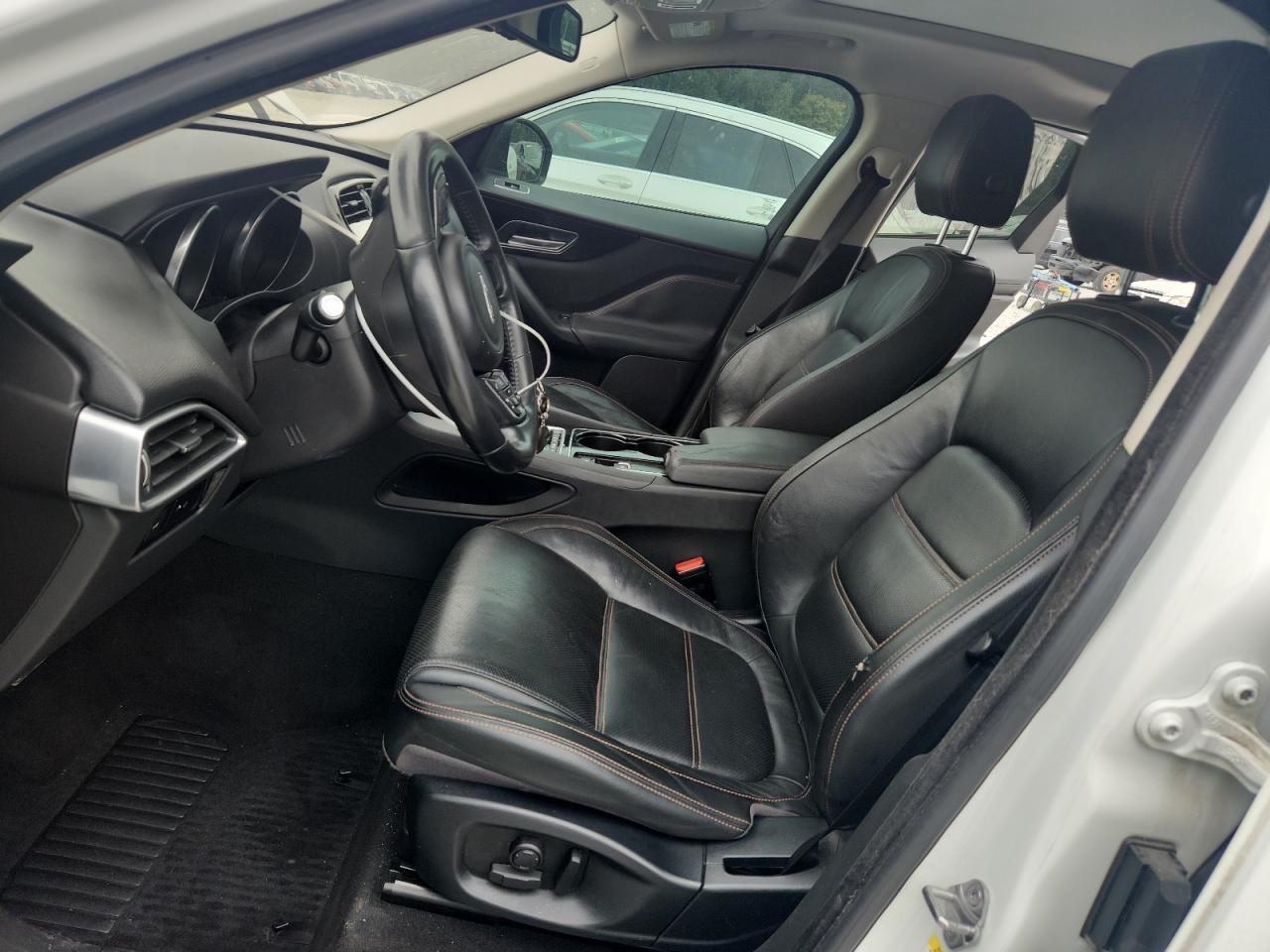 Jaguar F-PACE Prestige Image 10