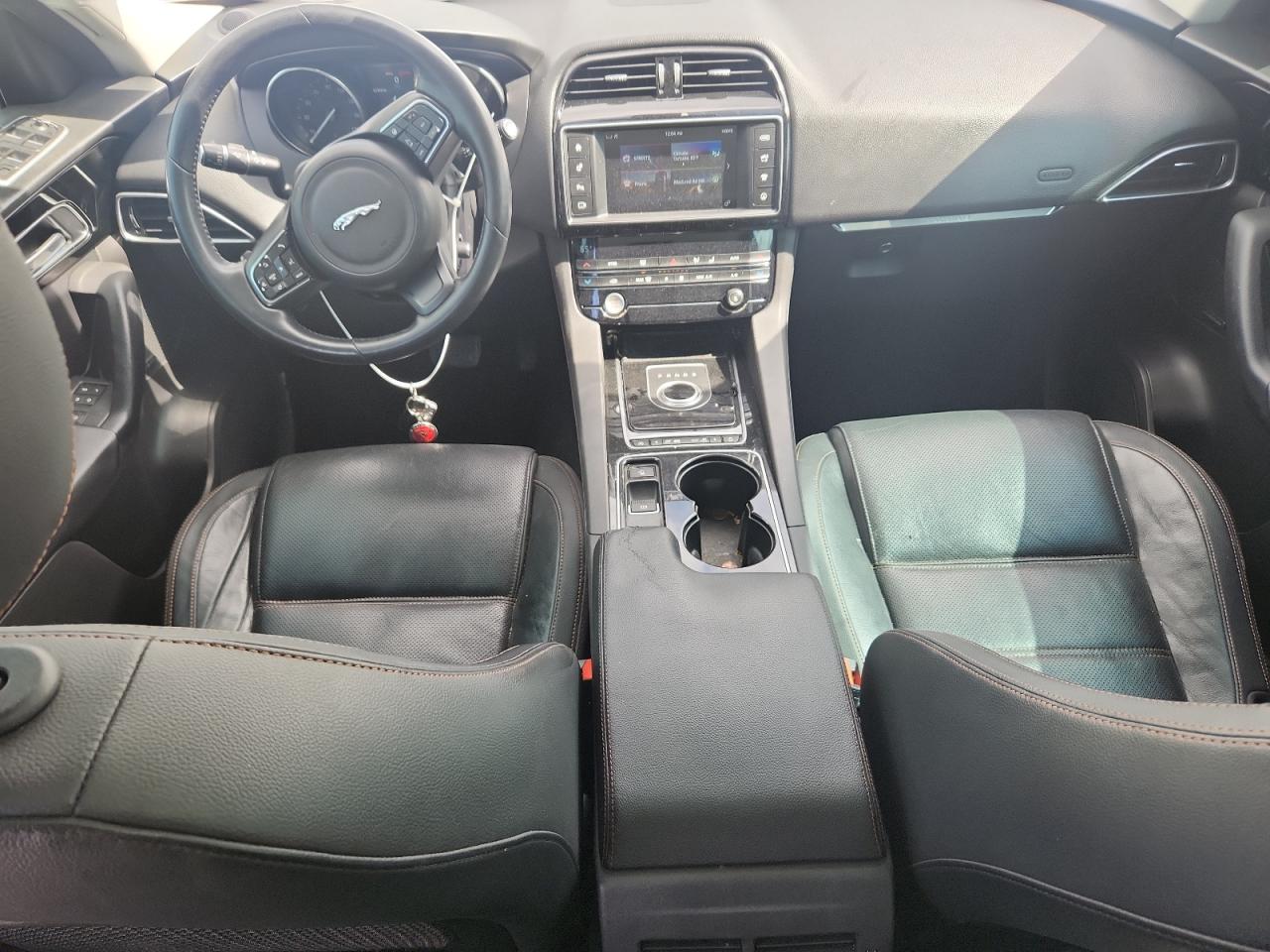 Jaguar F-PACE Prestige Image 12