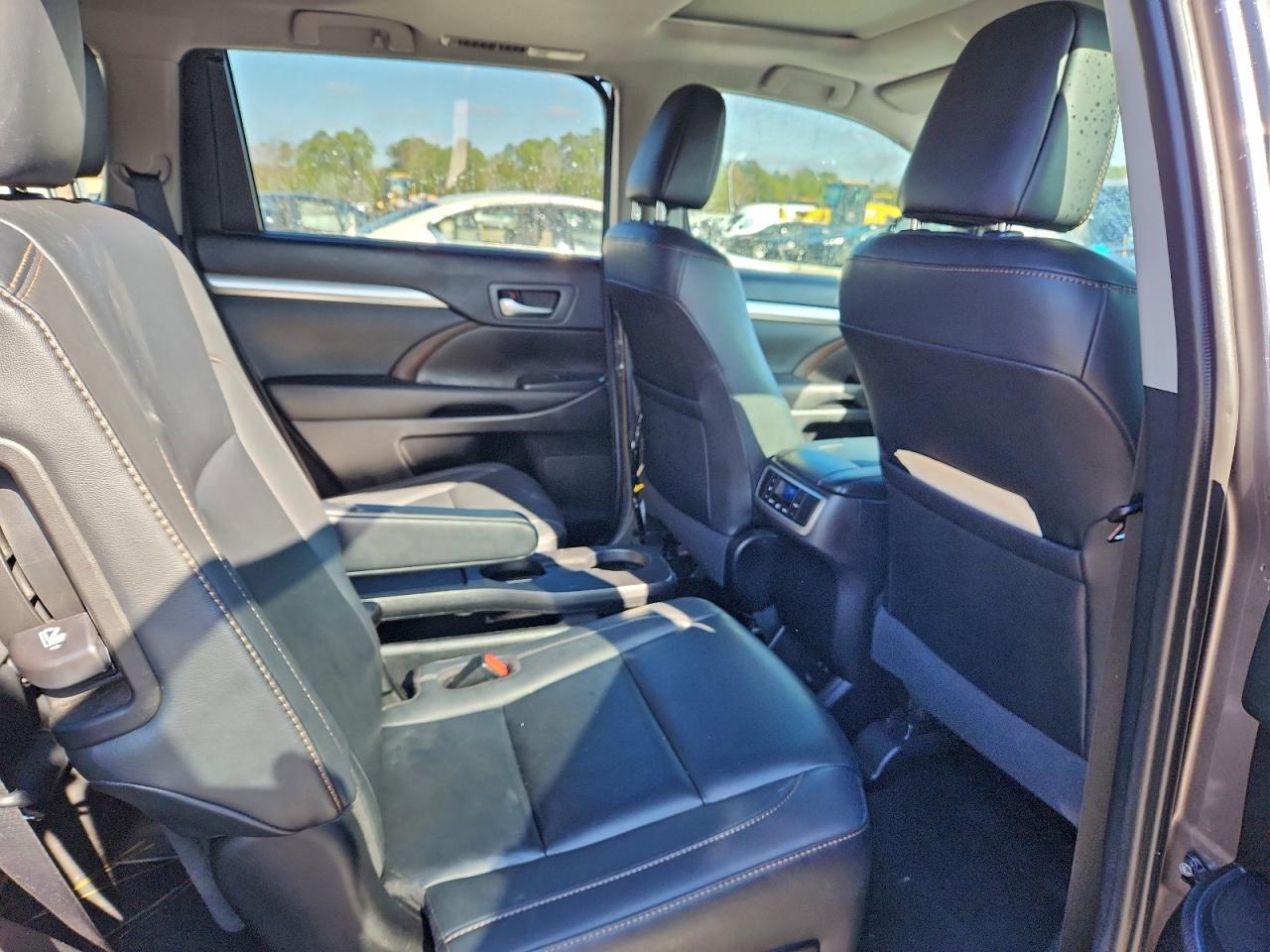 Toyota Highlander Se Image 5