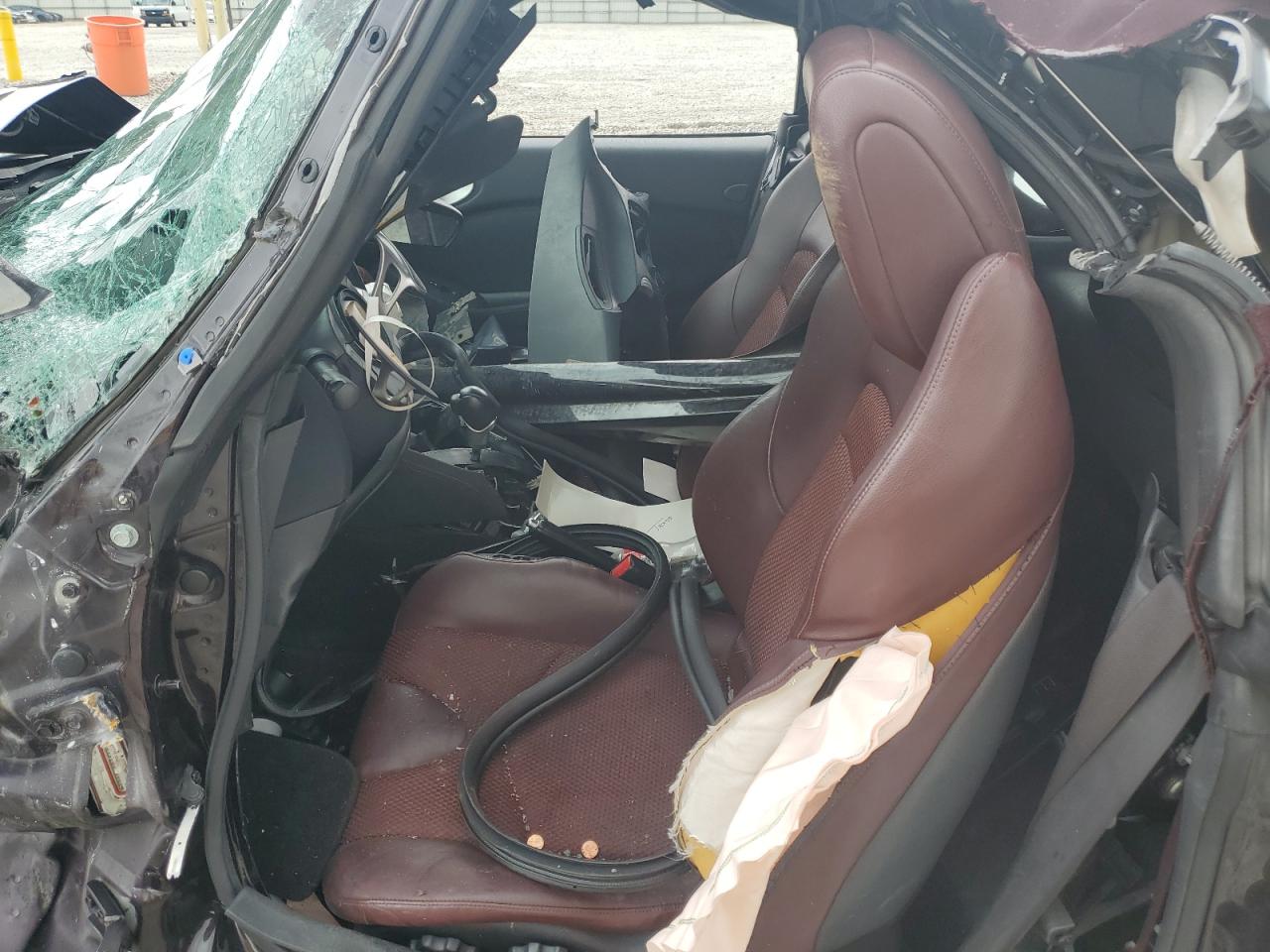 Nissan 370Z Base Image 5