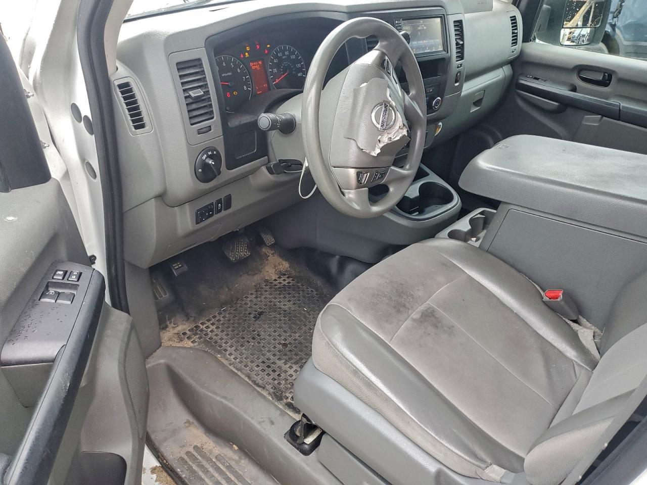 Nissan Nv 2500 S Image 8