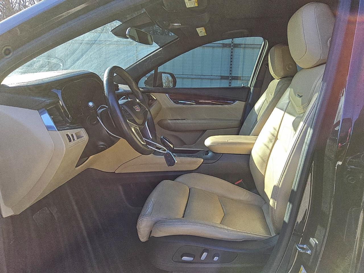 Cadillac XT5 Luxury Image 2