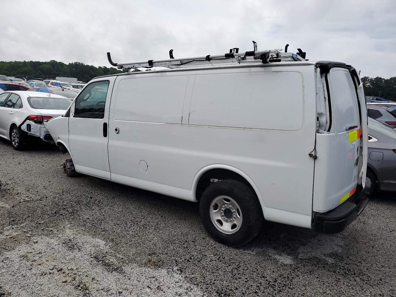 Chevrolet Express Image 3