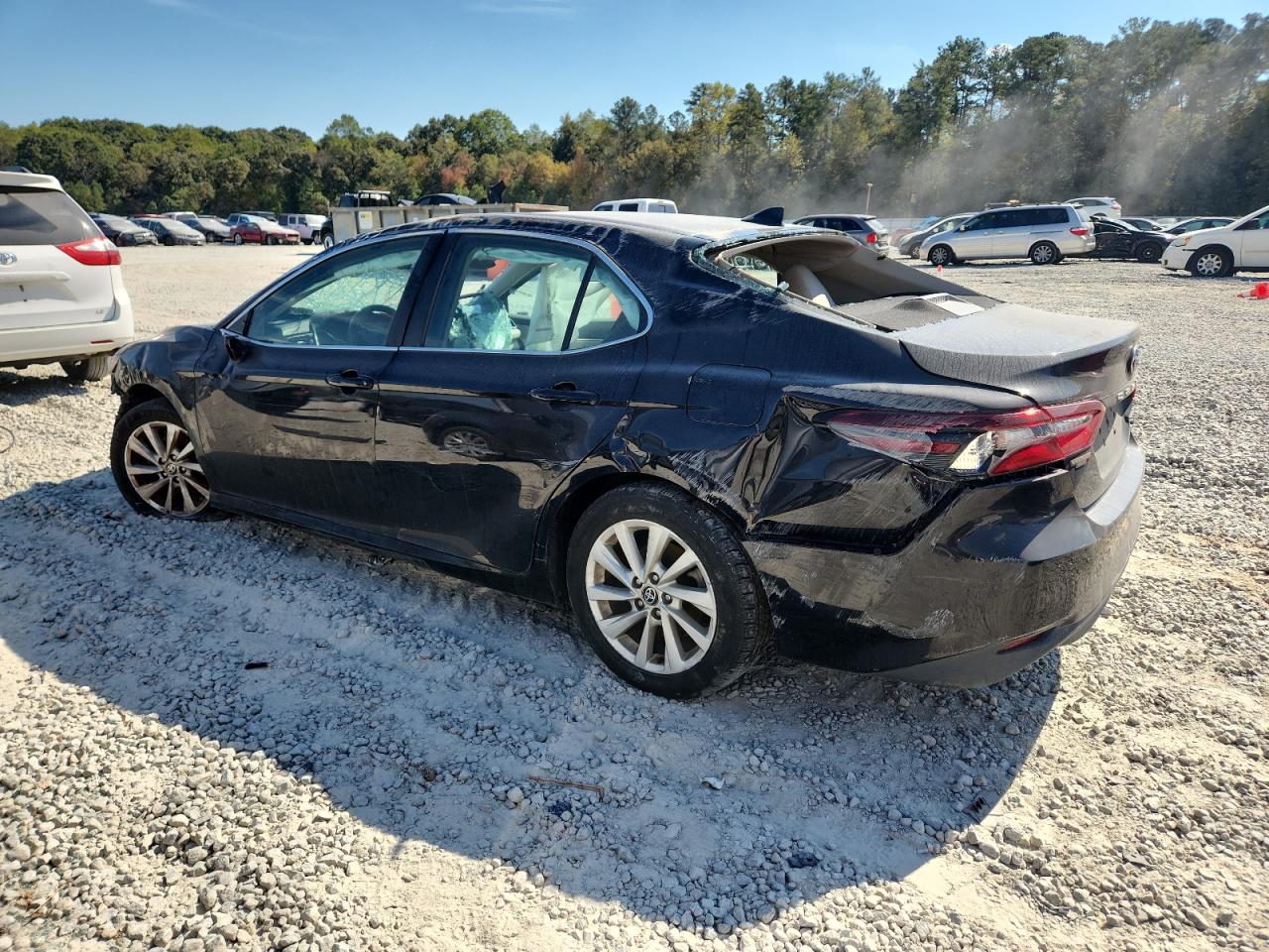 Toyota Camry Le Image 4