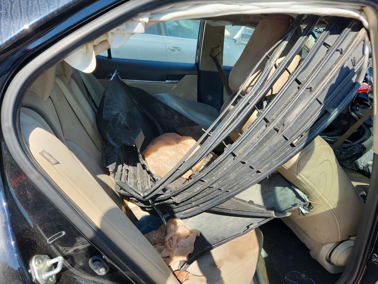 Toyota Camry Le Image 6