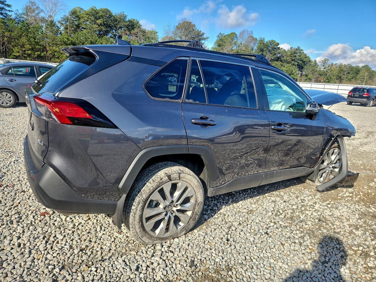 Toyota RAV4 Xle Premium Image 4