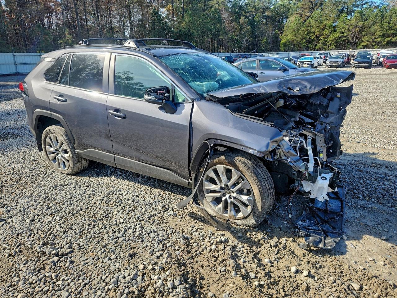 Toyota RAV4 Xle Premium Image 12
