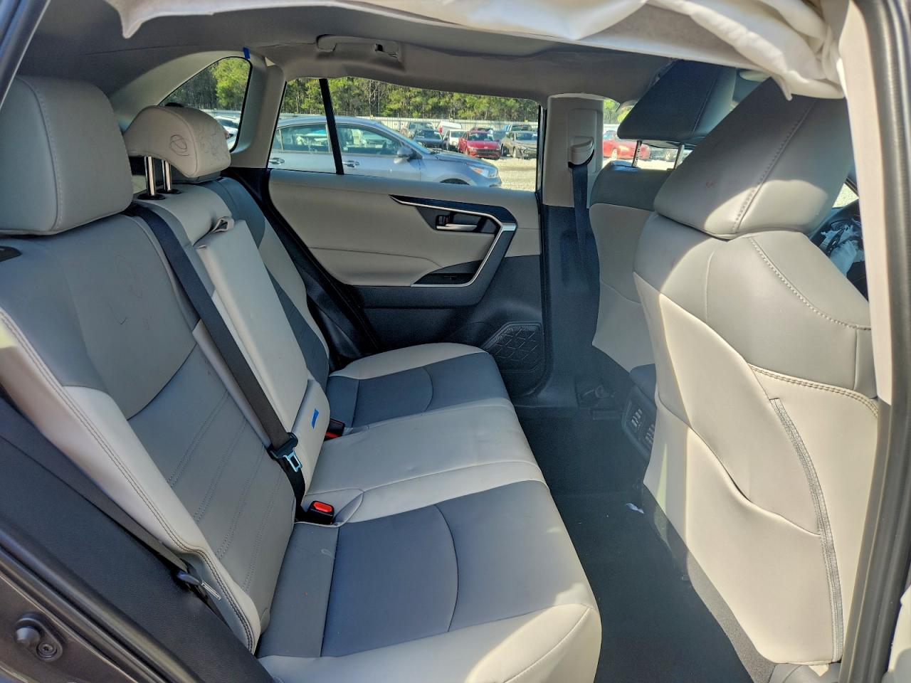 Toyota RAV4 Xle Premium Image 11