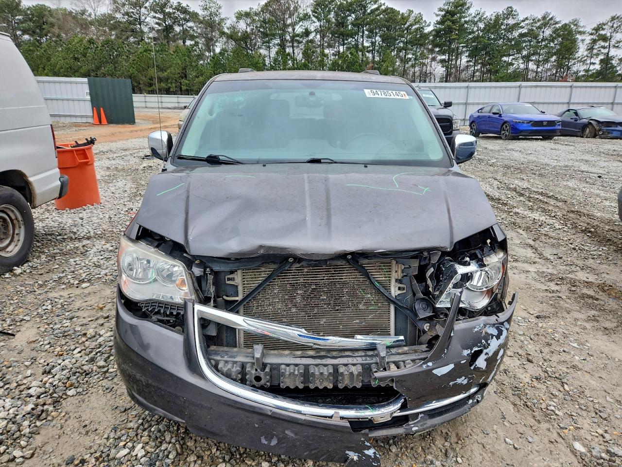 Chrysler Minivan Touring L Image 2