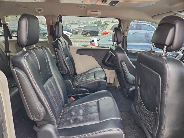 Chrysler Minivan Touring L Image 9