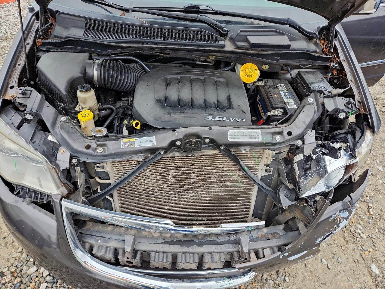 Chrysler Minivan Touring L Image 8