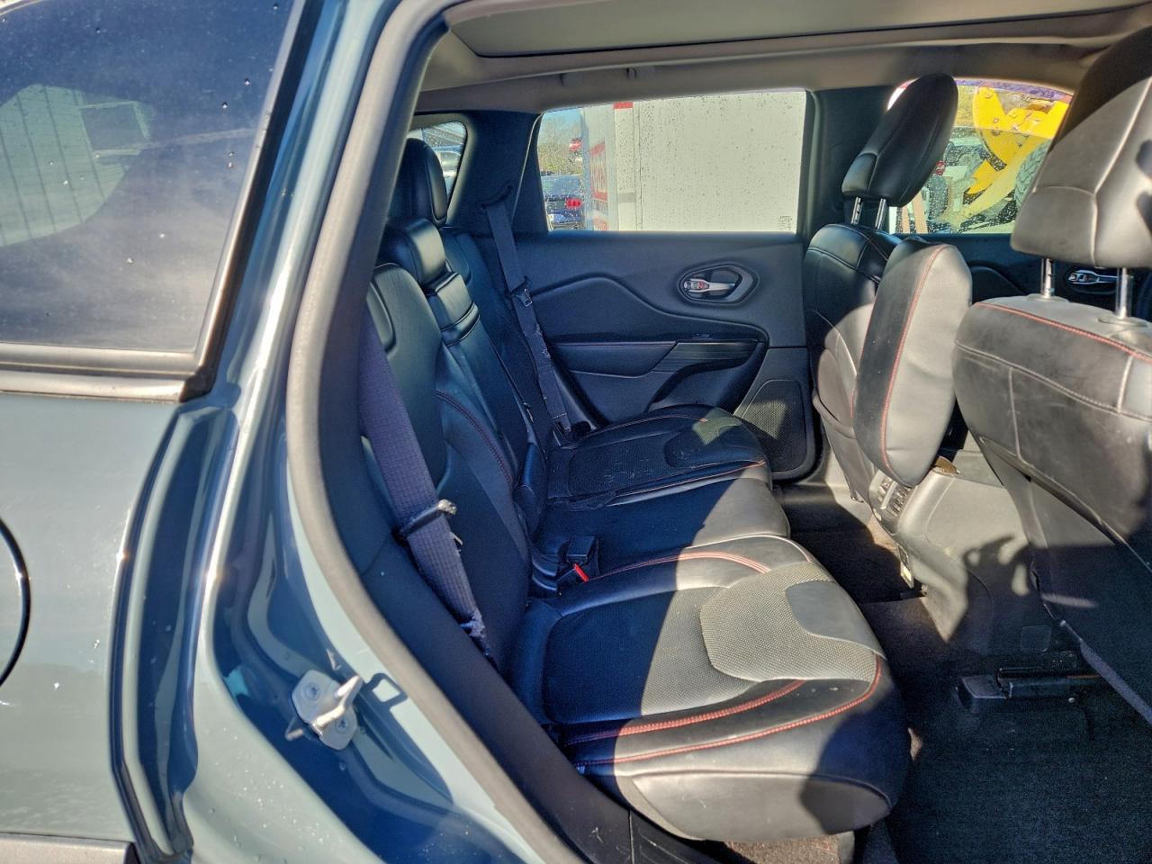 Jeep Cherokee Trailhawk Image 8