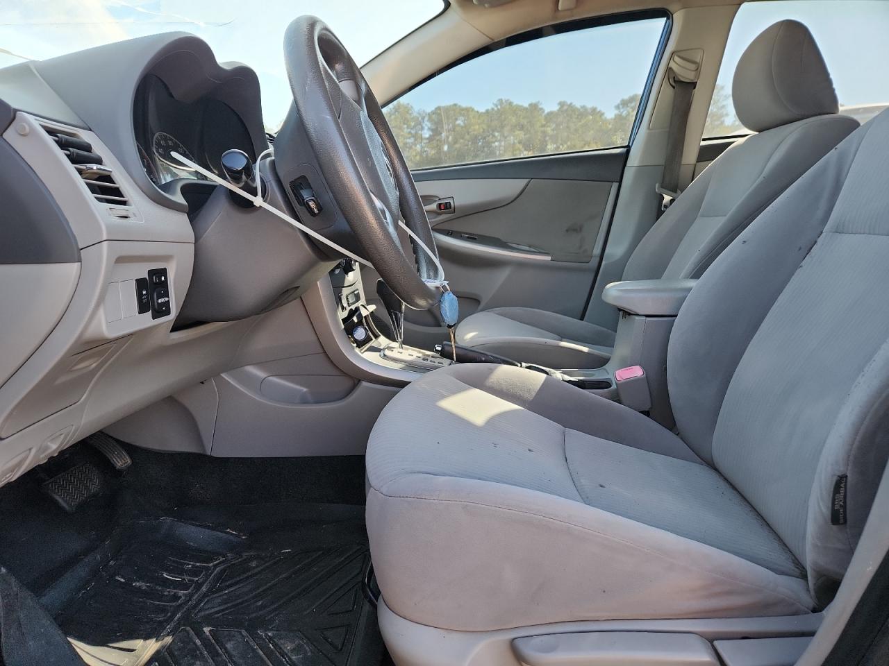 Toyota Corolla Base Image 11