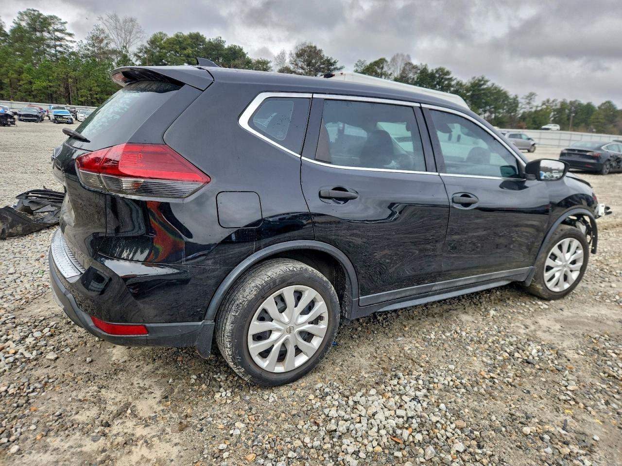 Nissan Rogue S Image 3