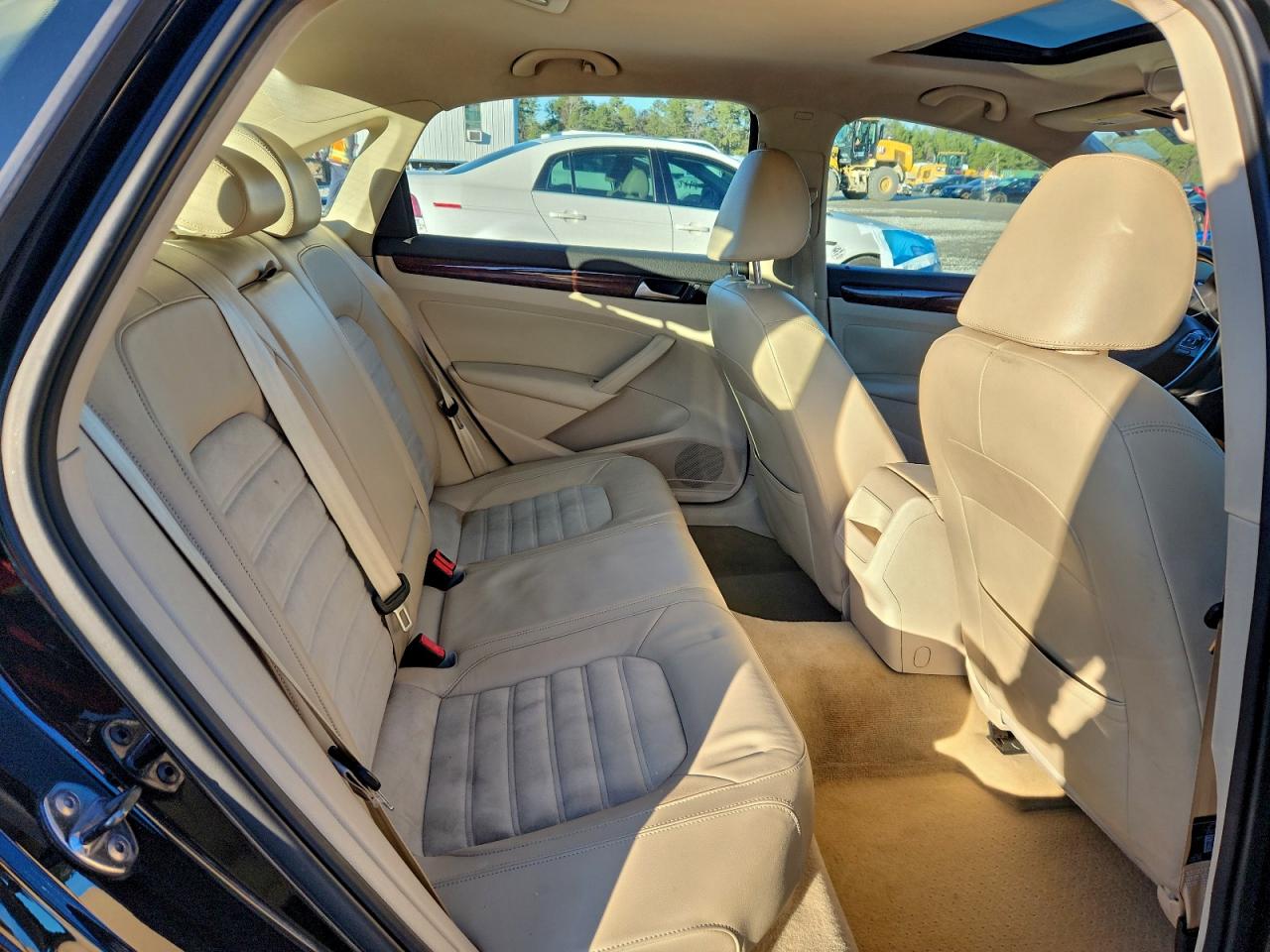 Volkswagen Passat Sel Image 11