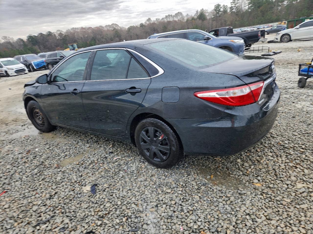 Toyota Camry Le Image 7