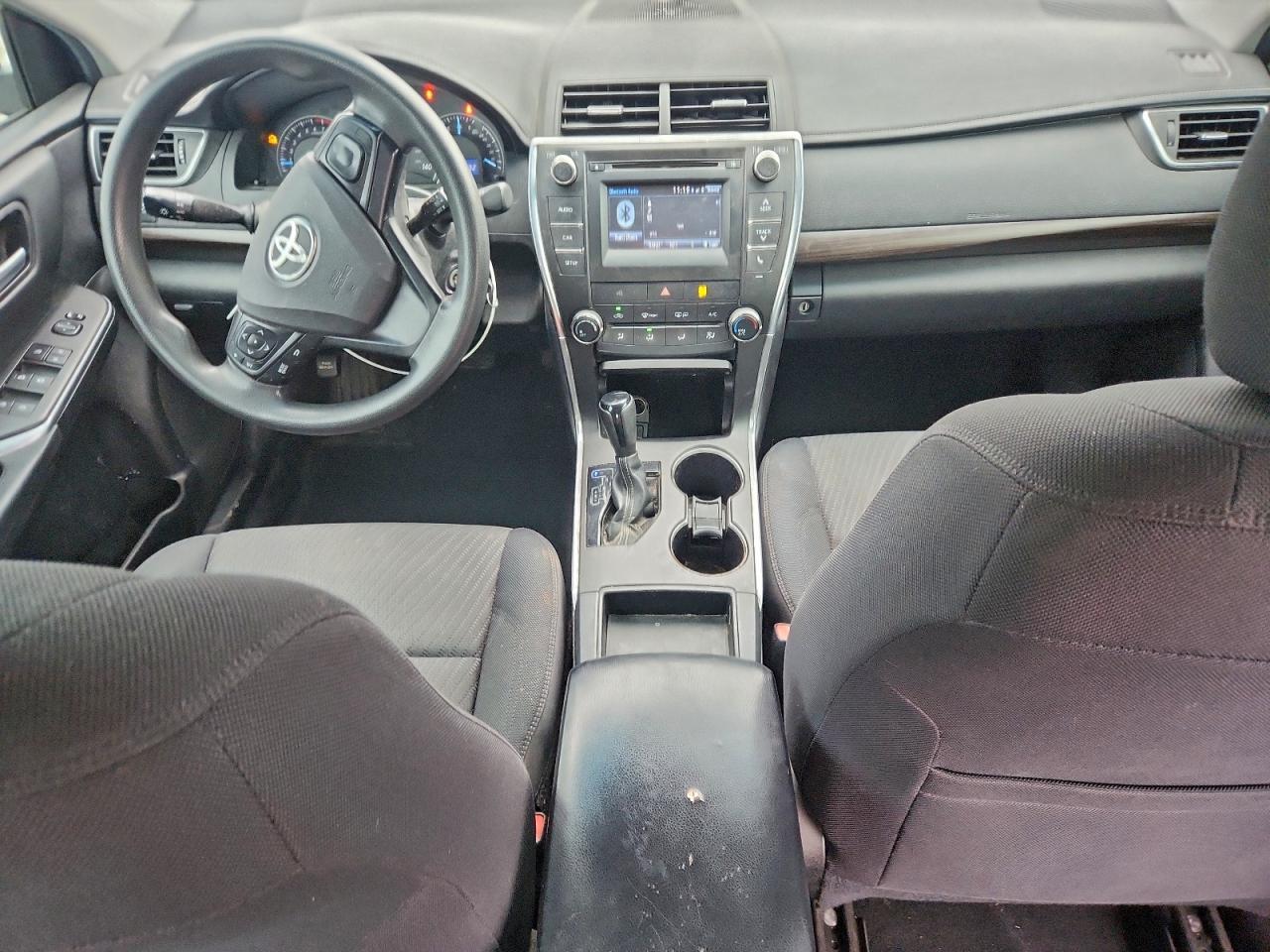 Toyota Camry Le Image 8