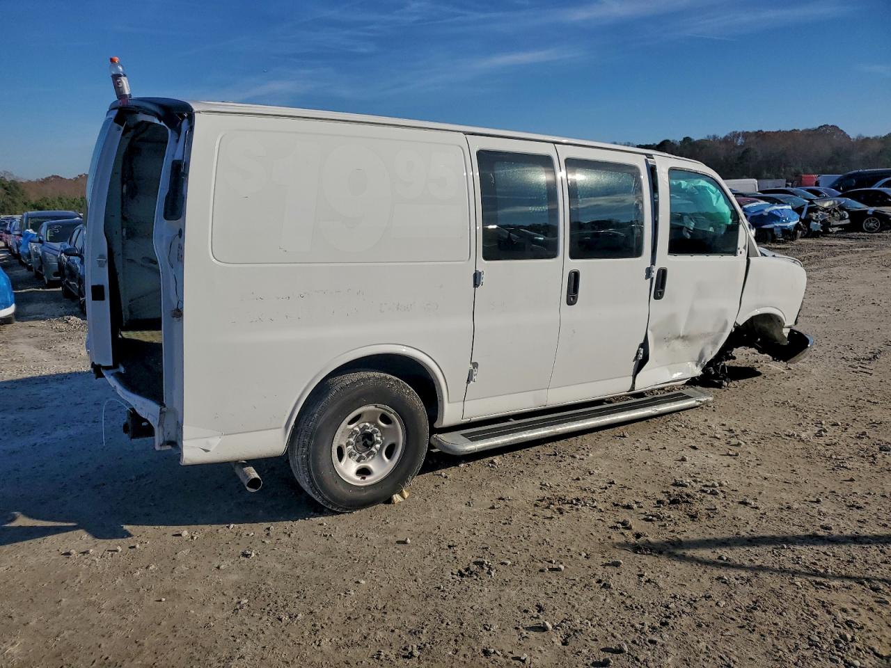 Chevrolet Express Image 2