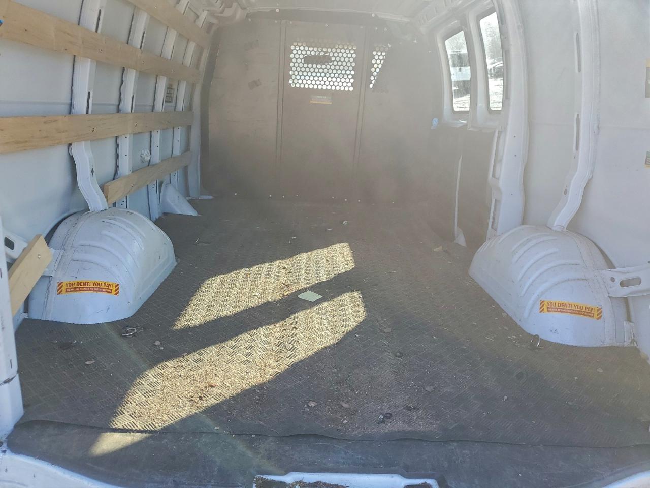 Chevrolet Express Image 6