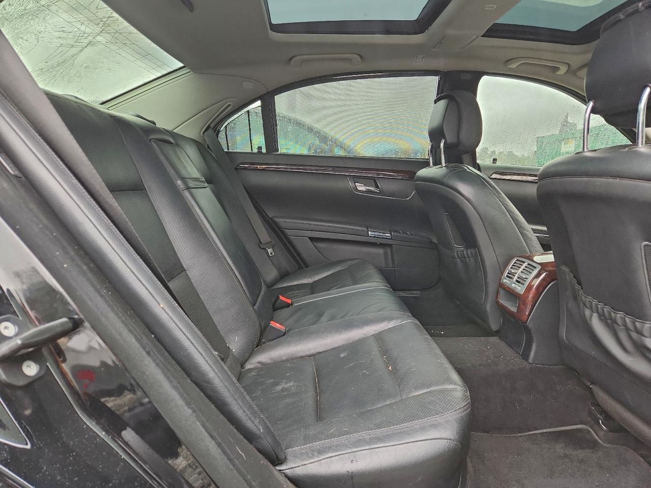 Mercedes-Benz S-Class 550 Image 9