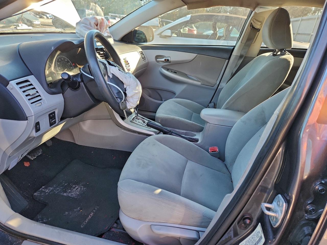 Toyota Corolla Base Image 6