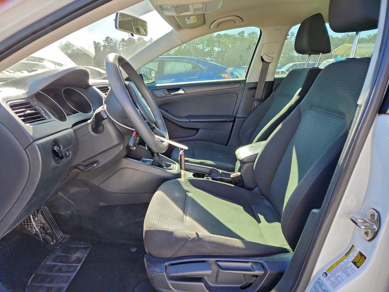 Volkswagen Jetta S Image 7