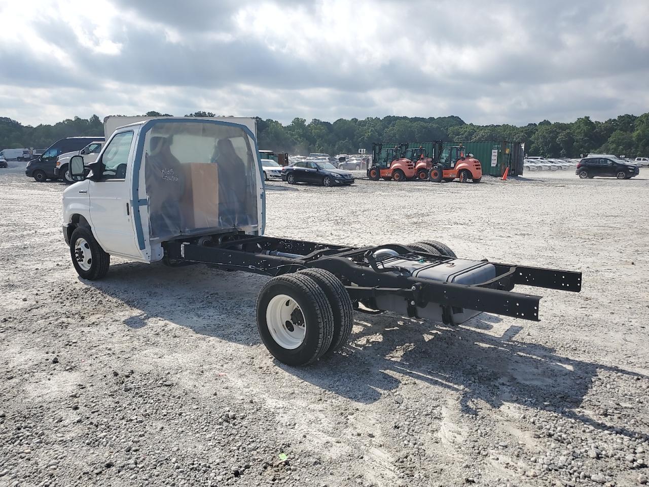 Ford Econoline E450 Super Duty Cutaway Van Image 2