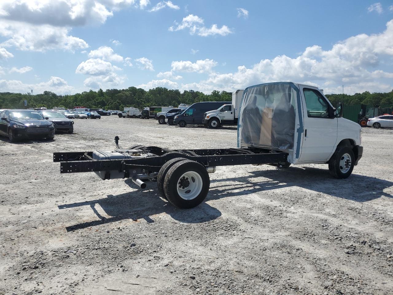 Ford Econoline E450 Super Duty Cutaway Van Image 5