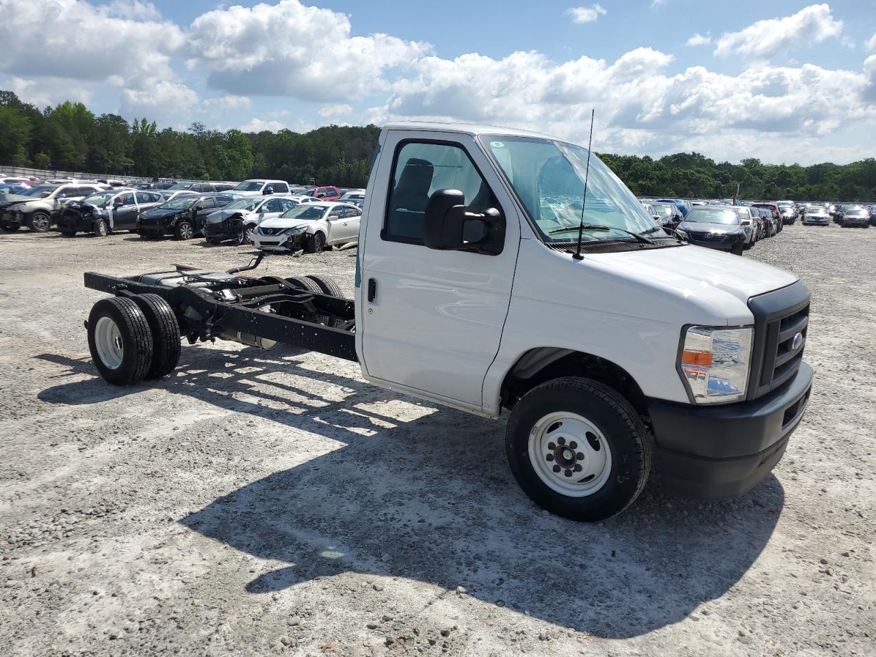 Ford Econoline E450 Super Duty Cutaway Van Image 7
