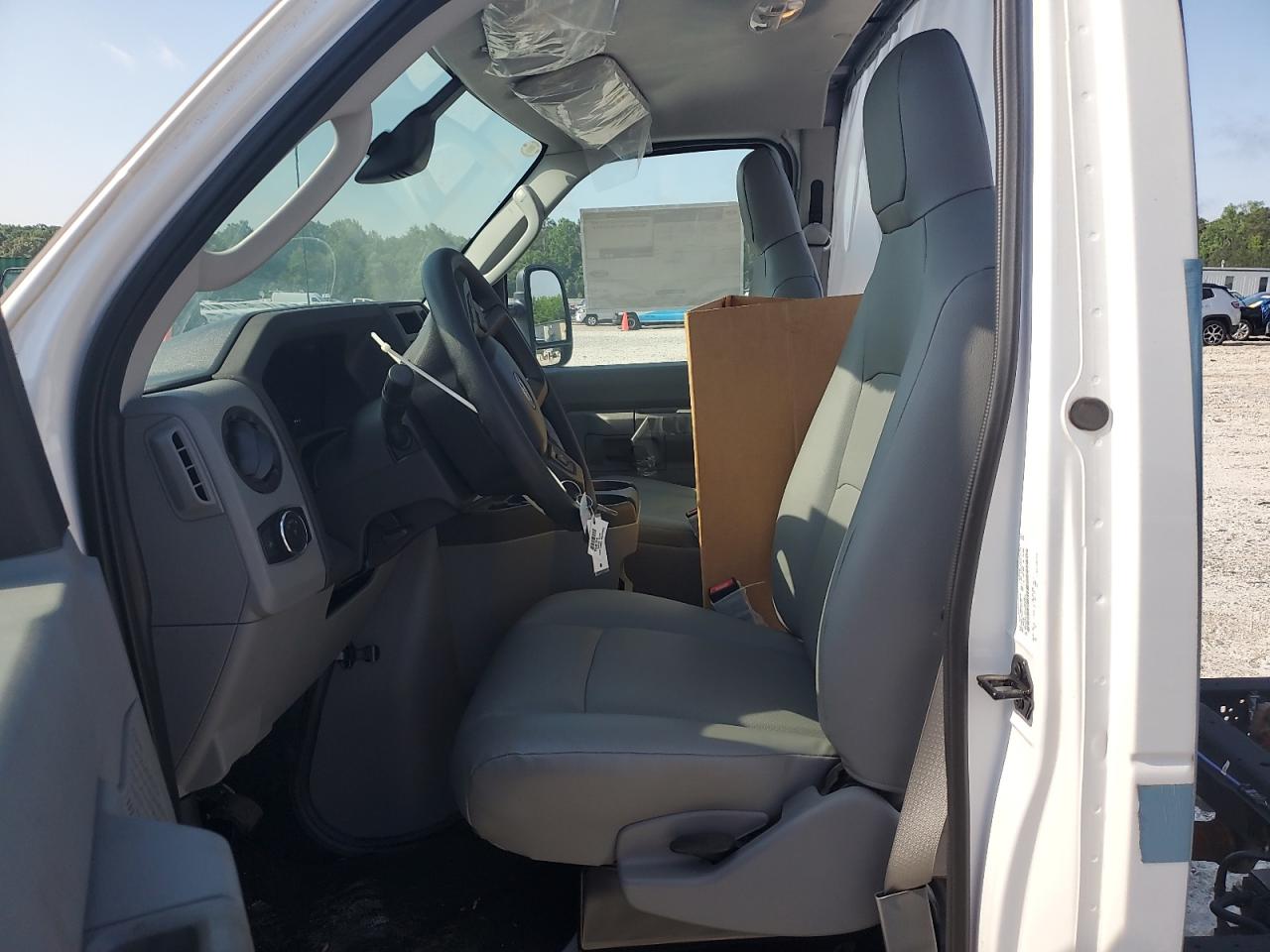 Ford Econoline E450 Super Duty Cutaway Van Image 10