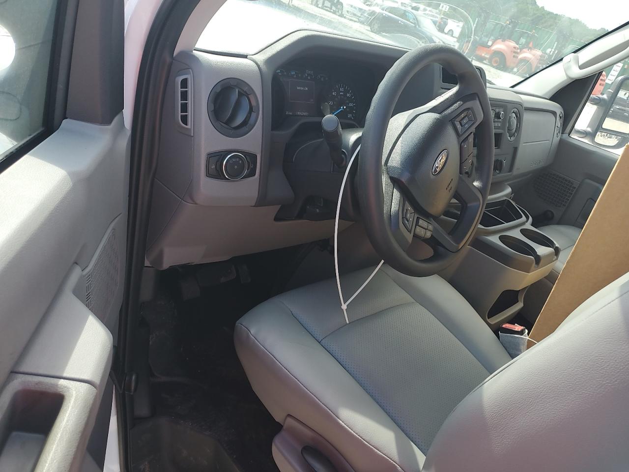 Ford Econoline E450 Super Duty Cutaway Van Image 8