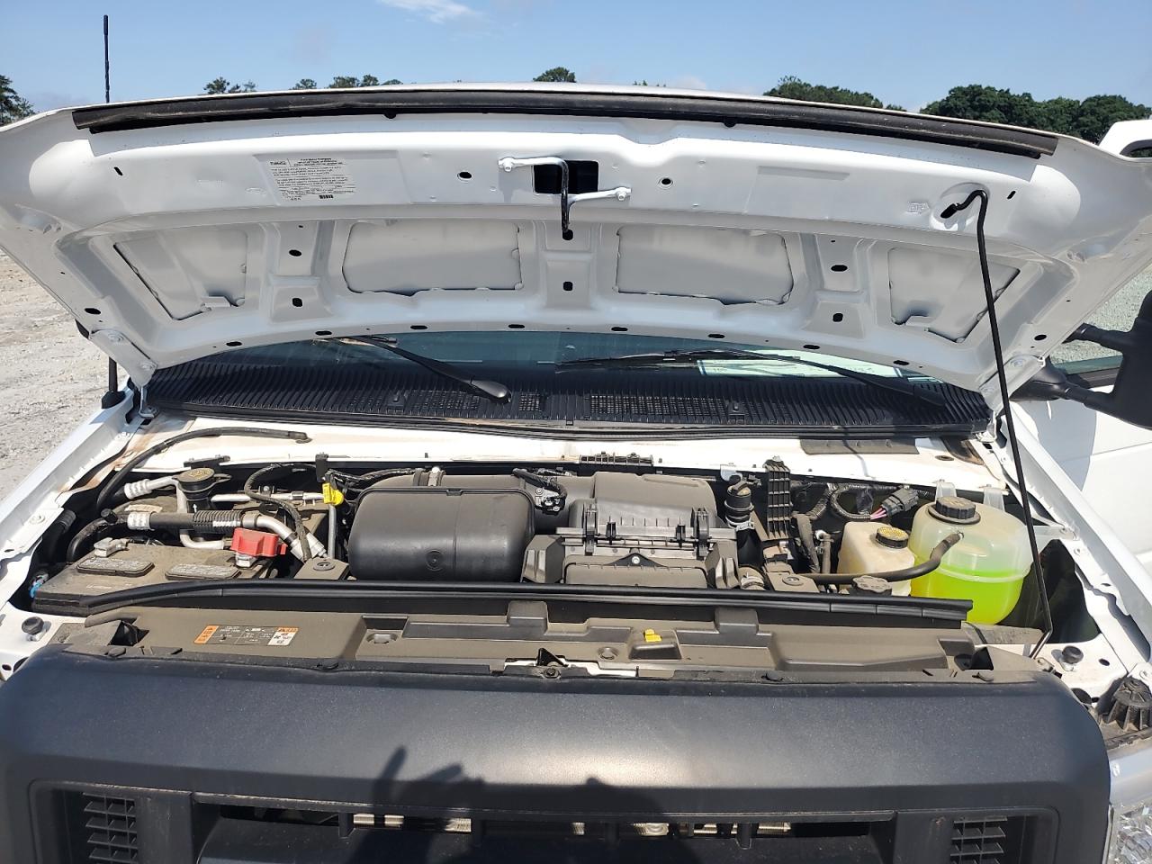 Ford Econoline E450 Super Duty Cutaway Van Image 3