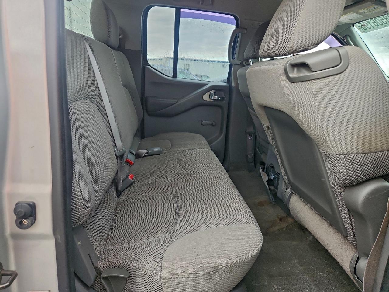 Nissan Frontier Crew Cab Se Image 8