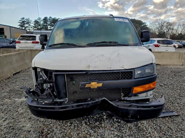 Chevrolet Express Image 2