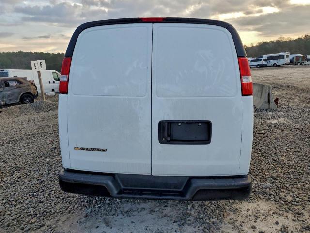 Chevrolet Express Image 13