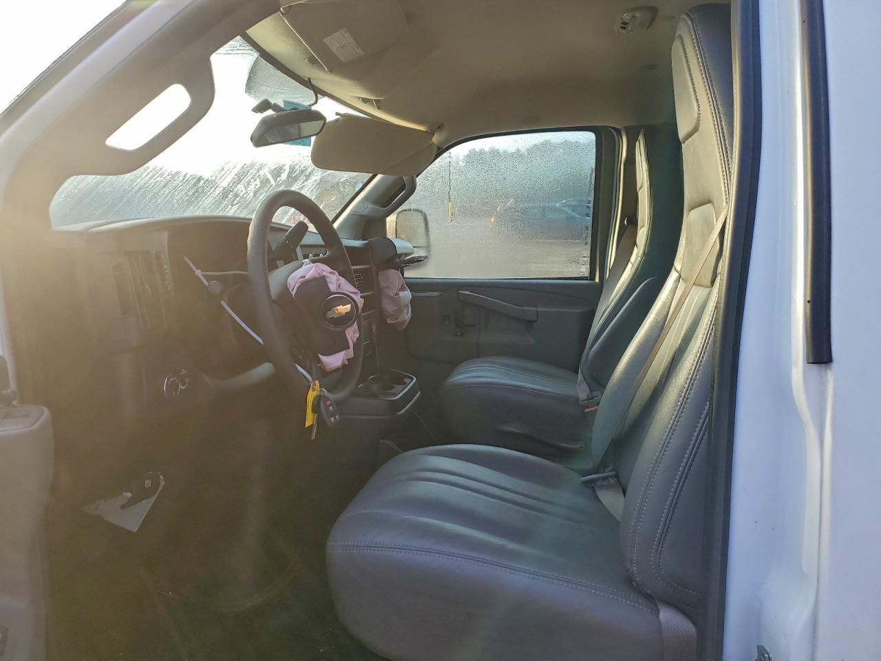 Chevrolet Express Image 4