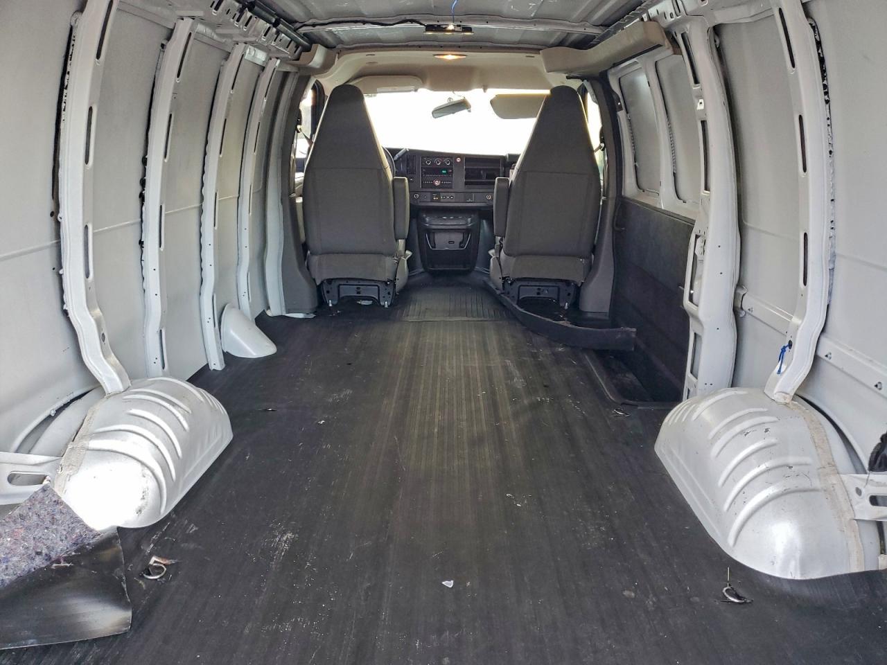 Chevrolet Express Image 6