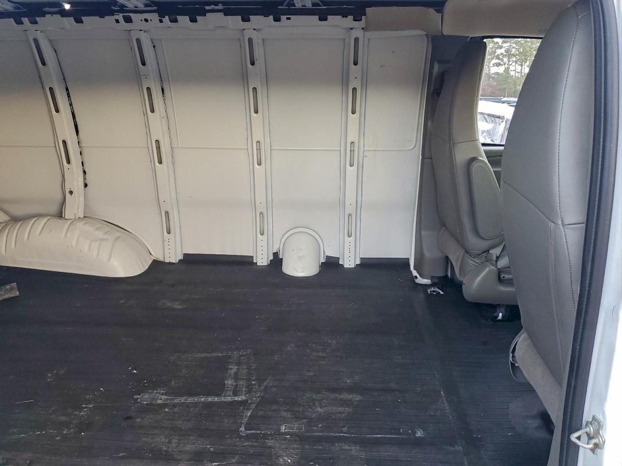 Chevrolet Express Image 10