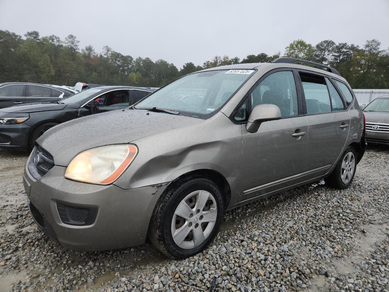 Kia Rondo Base Image 1