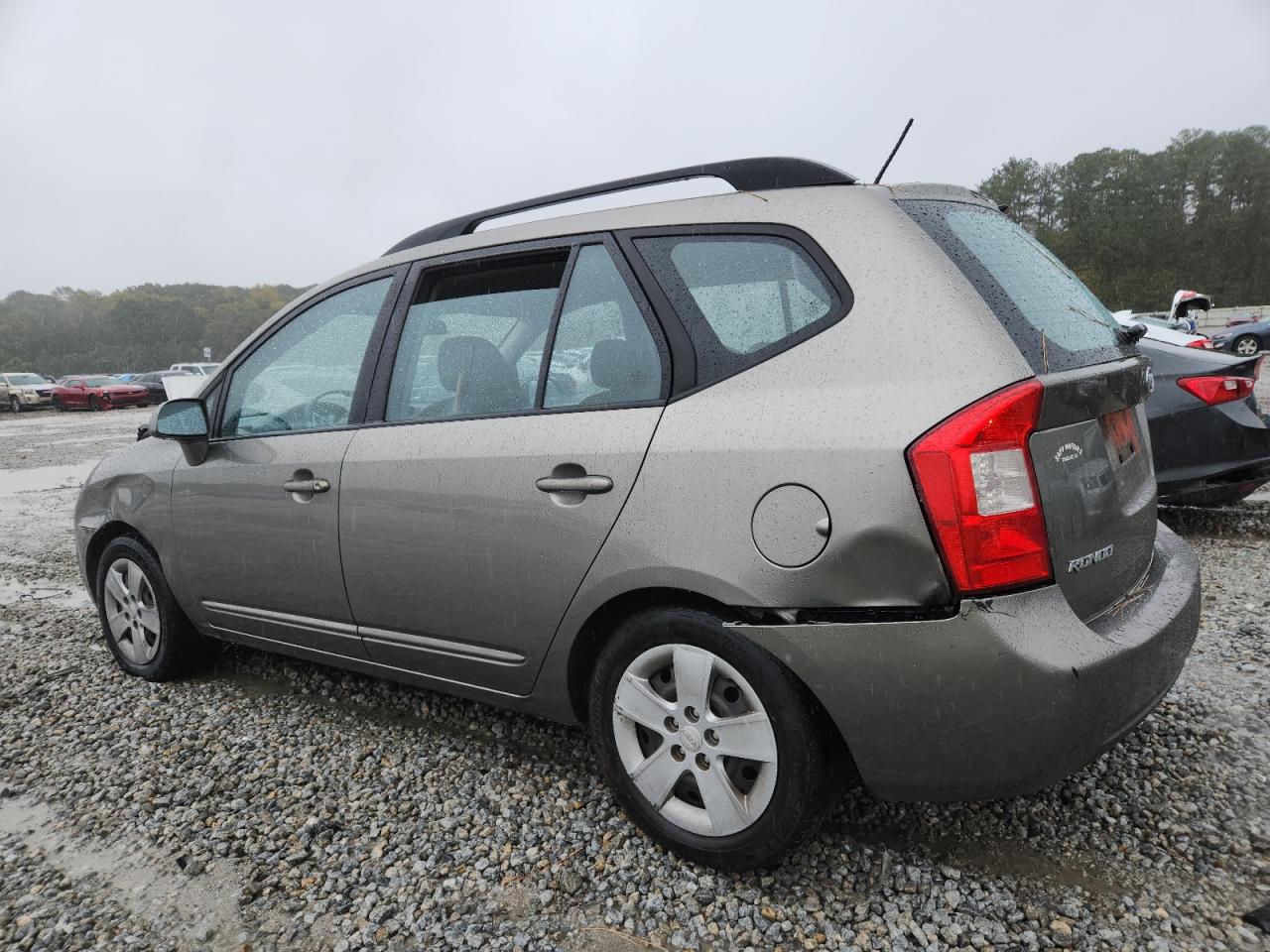 Kia Rondo Base Image 3