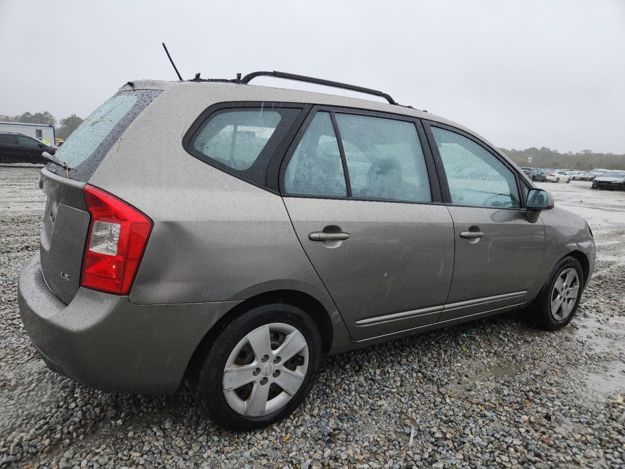 Kia Rondo Base Image 12