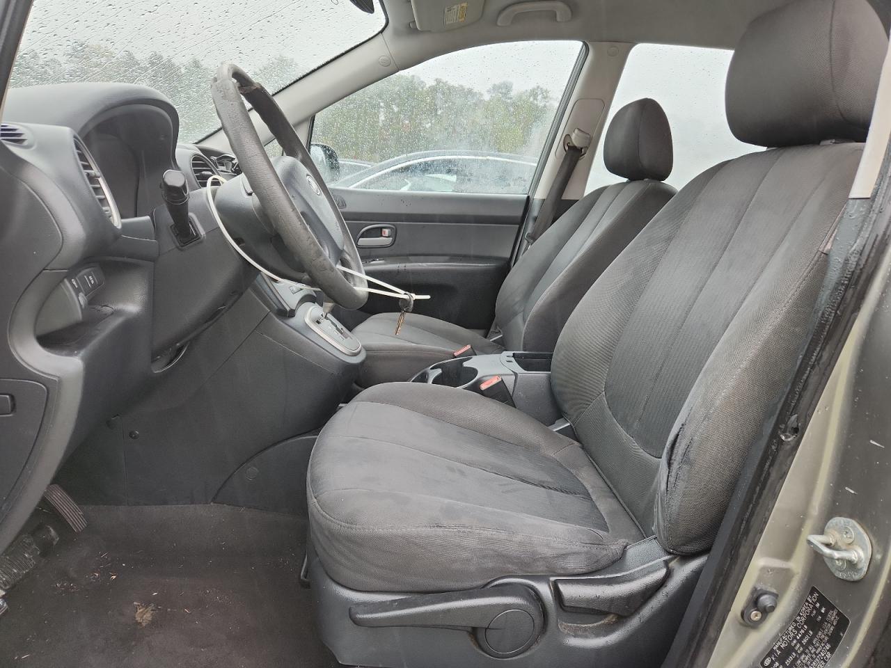 Kia Rondo Base Image 10